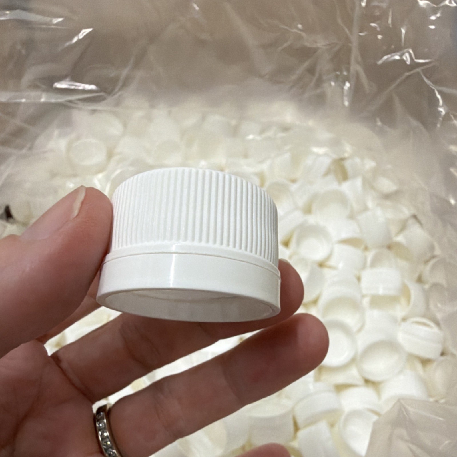 Pano Cap 28mm White Plastic Screw Bottle Caps with Foam Liner