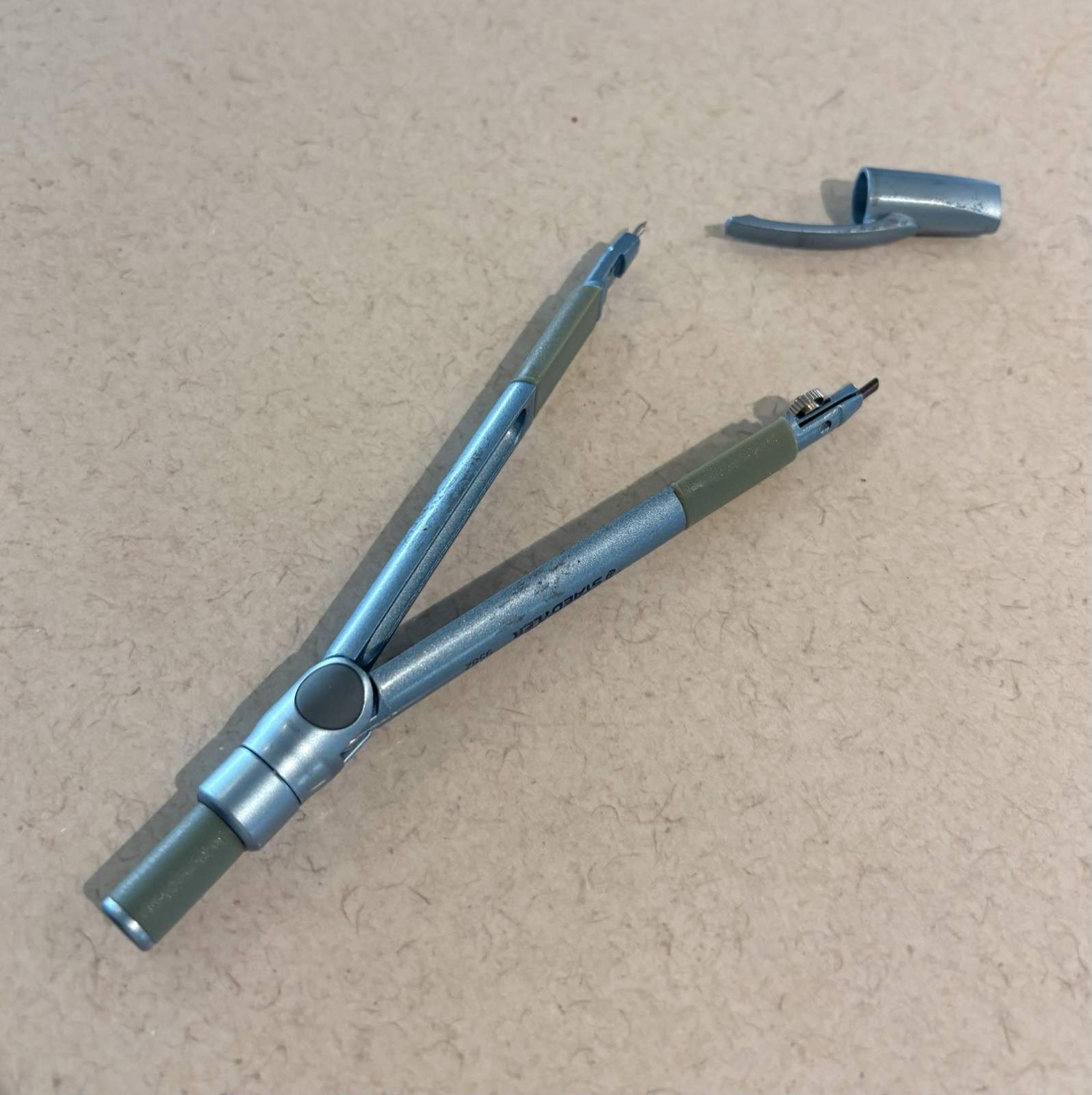 Staedtler Halfpipe 9582 Silver Soft Grip Handle 12″ Diameter Pen Style Compass