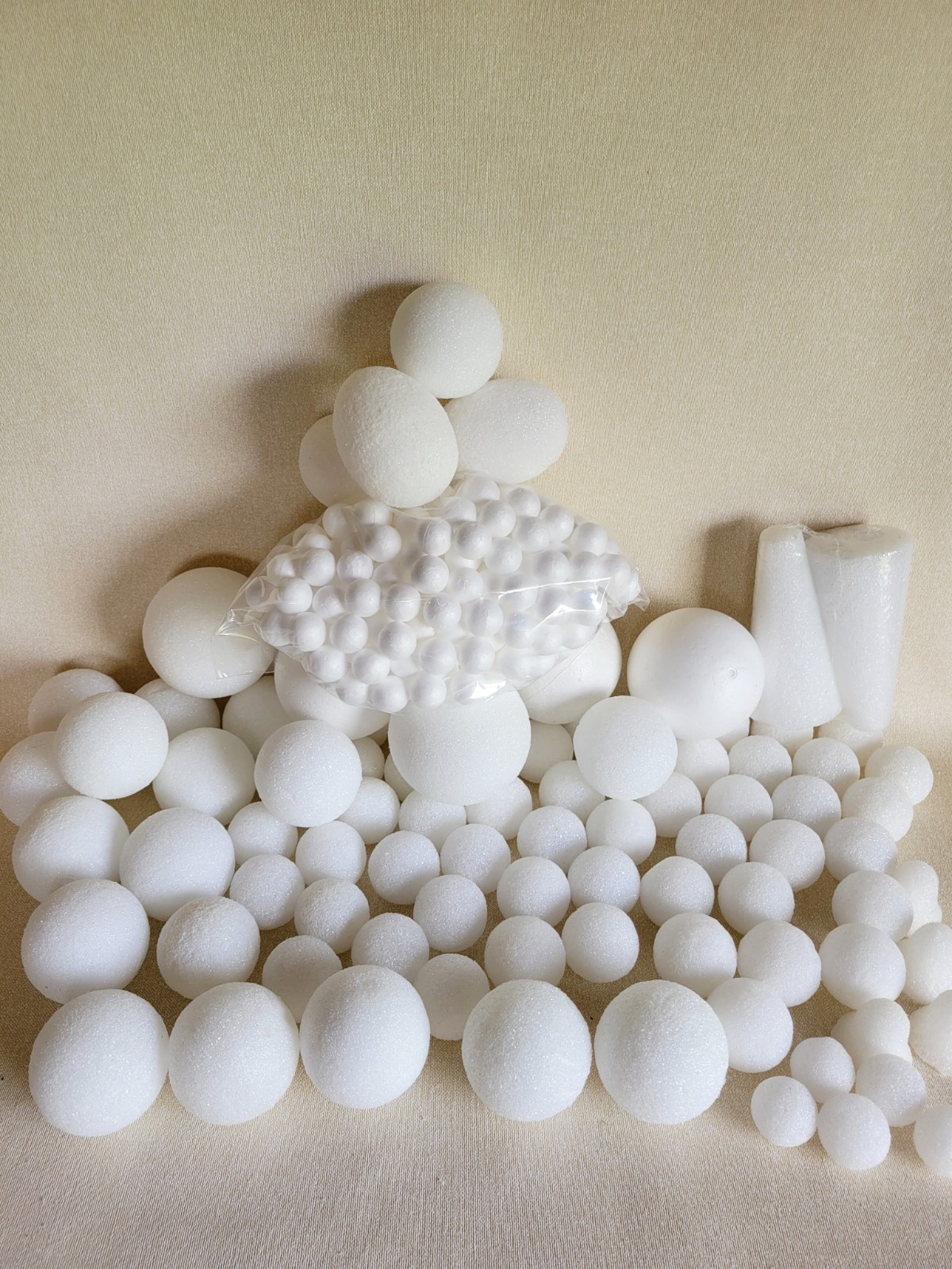 Giant Lot of 272 Pieces Styrofoam Balls Assorted Sizes 4″ 3″ 2″ 1.5″ 1″ Crafts