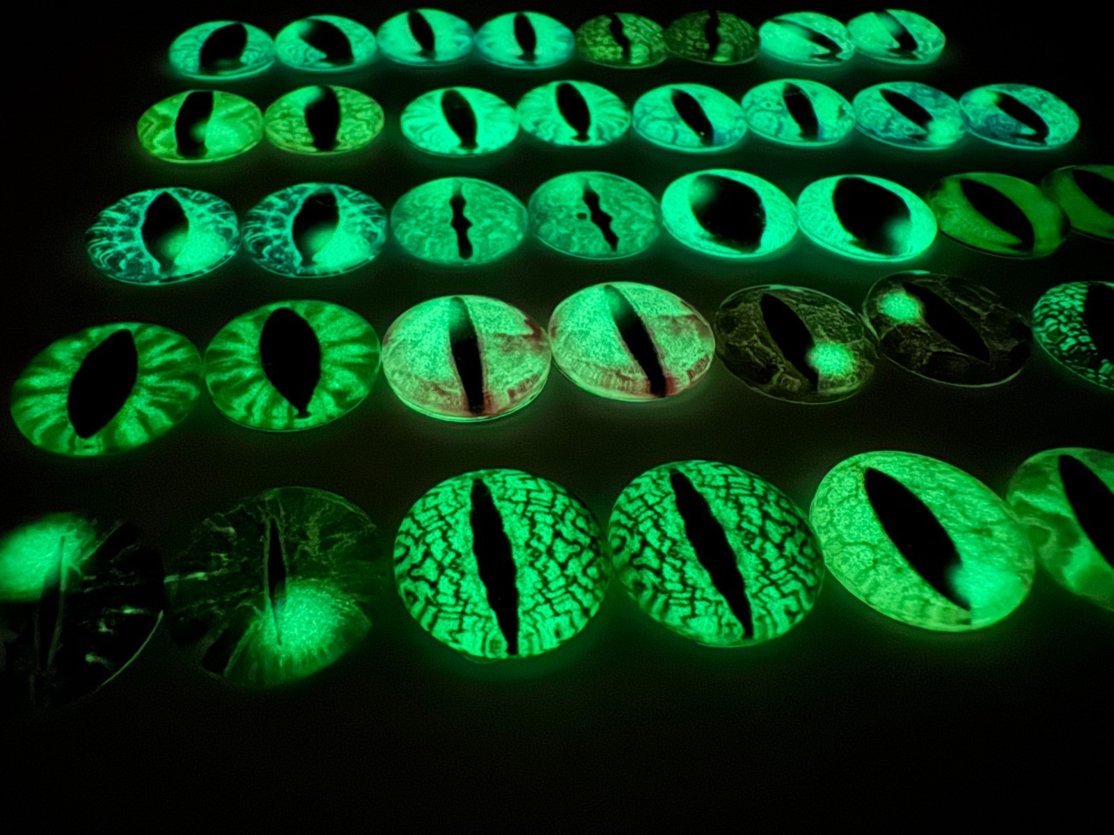 20mm Luminous Dragon Eyes 40Pcs Glass Animal Craft Eyes Cabochon Glow in Dark