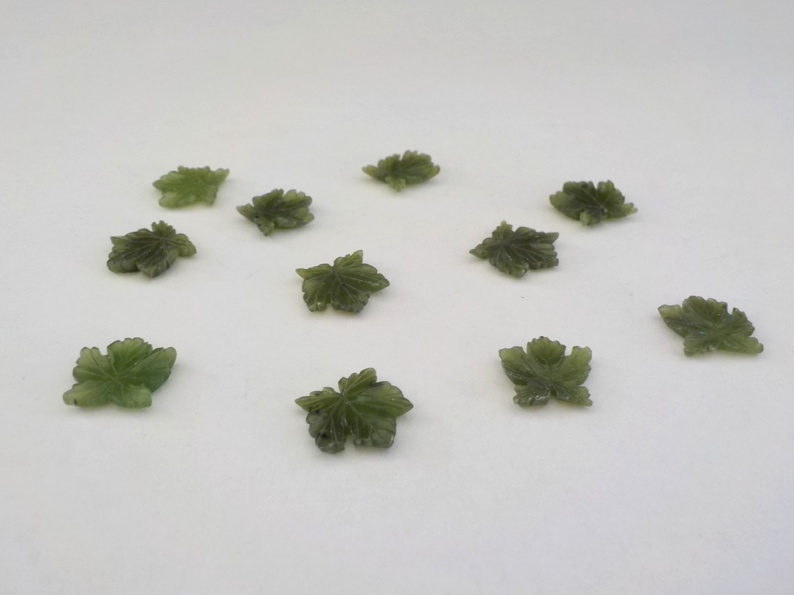 Geen Stone Leaf No Holes Flat Back (1/2″) Total 11 Craft Jewelry Making Supply