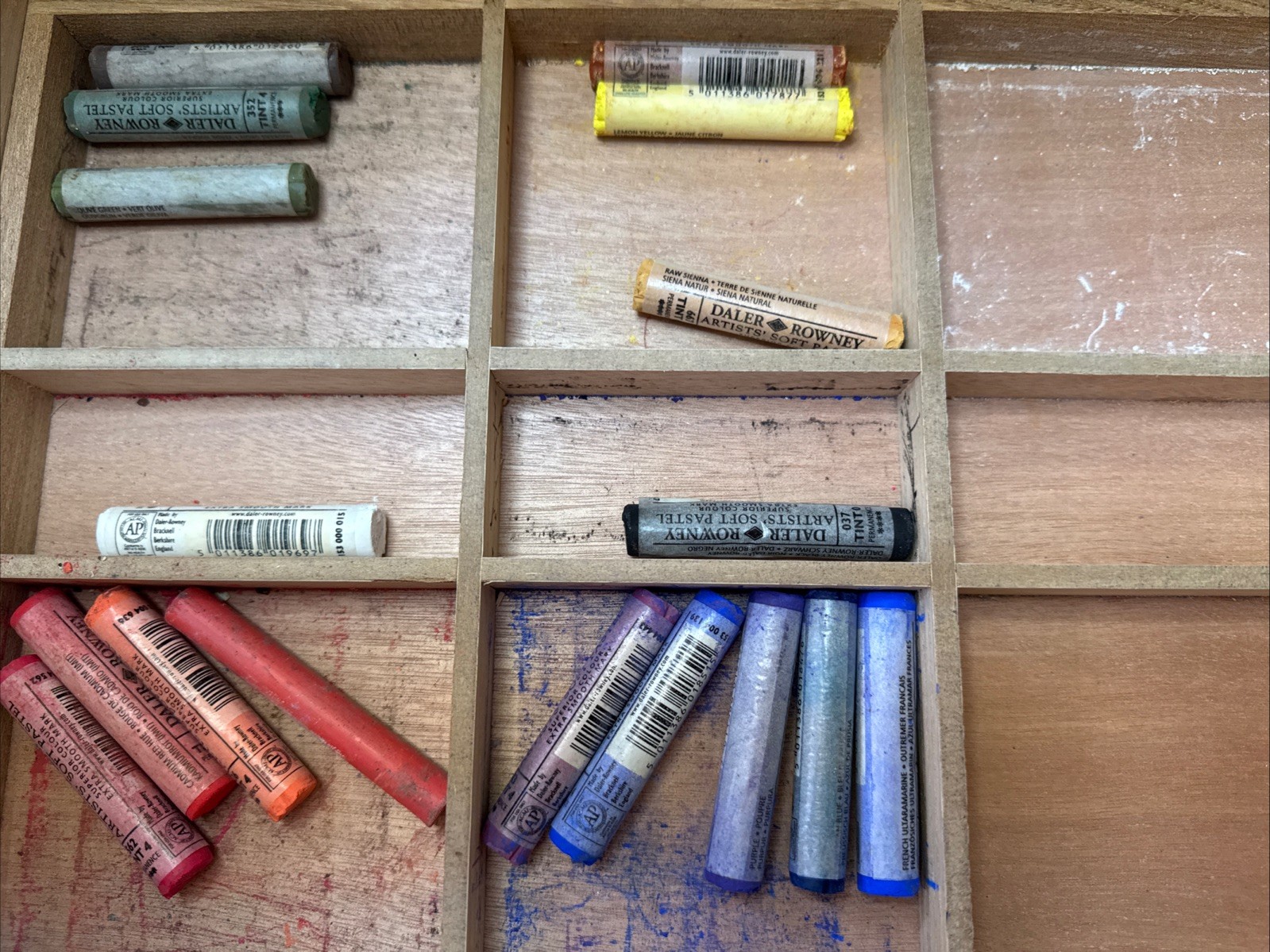 Wooden Pastels Storage Box 4 Trays PLUS Quality Soft Pastels Winsor Daler W373
