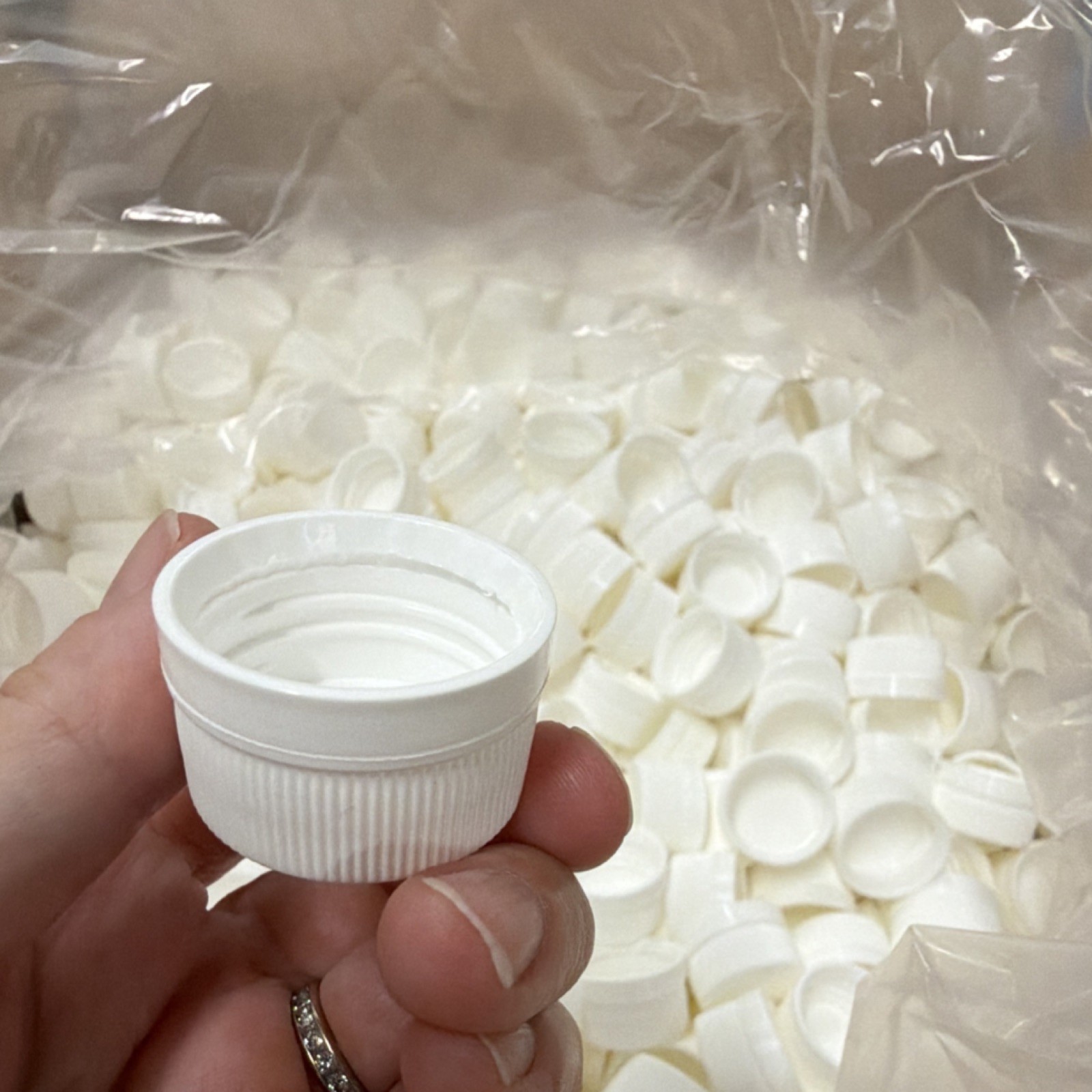Pano Cap 28mm White Plastic Screw Bottle Caps with Foam Liner