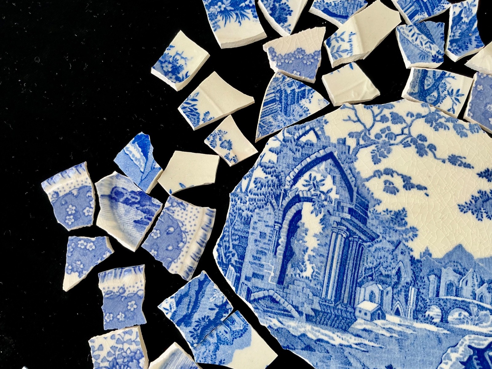 Broken China Mosaic Tiles Blue & White 50+pcs & Lg Focal pc ~English Abbey Scene