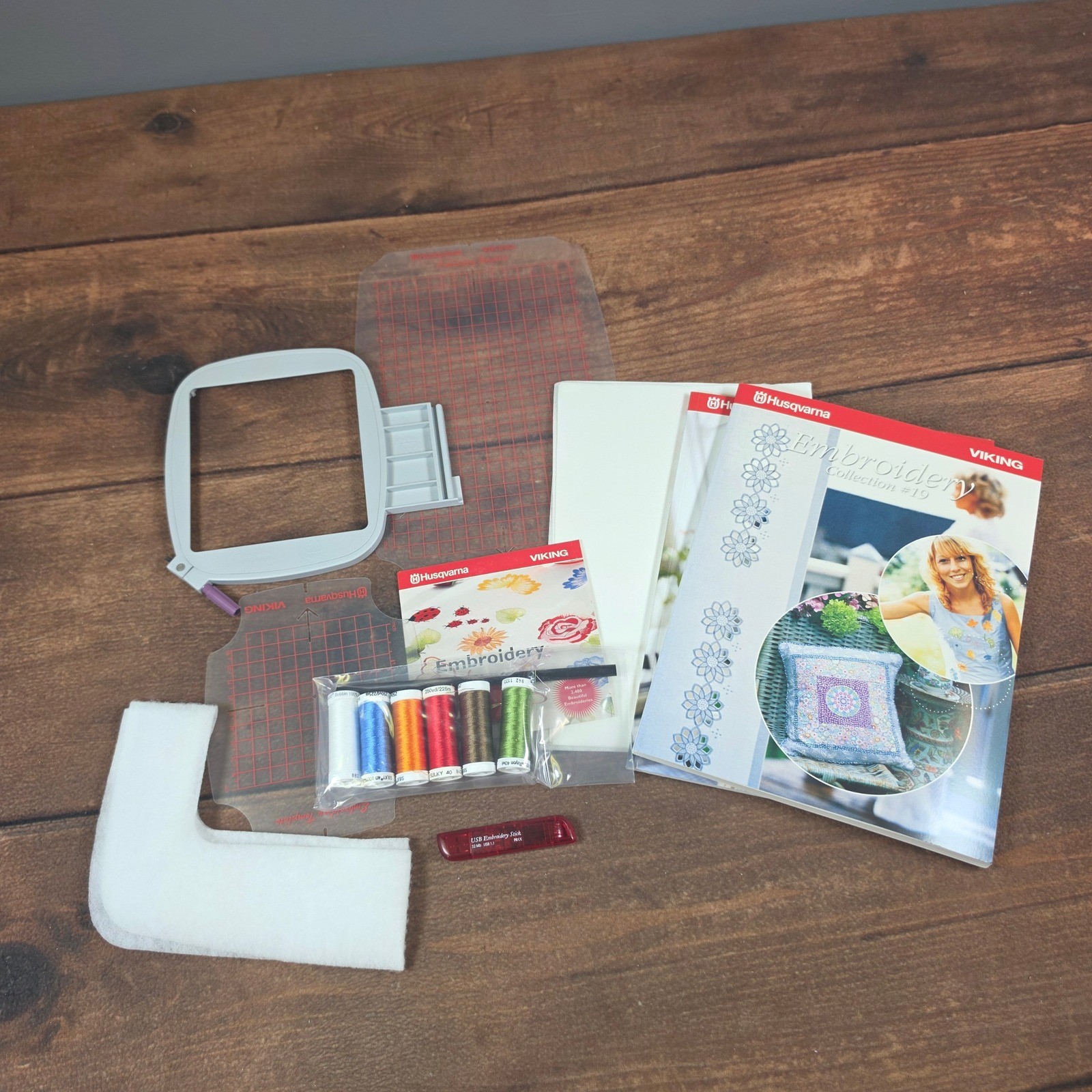 Husqvarna Viking Embroidery Kit Designer SE OS White Good Hoop Thread USB Stick