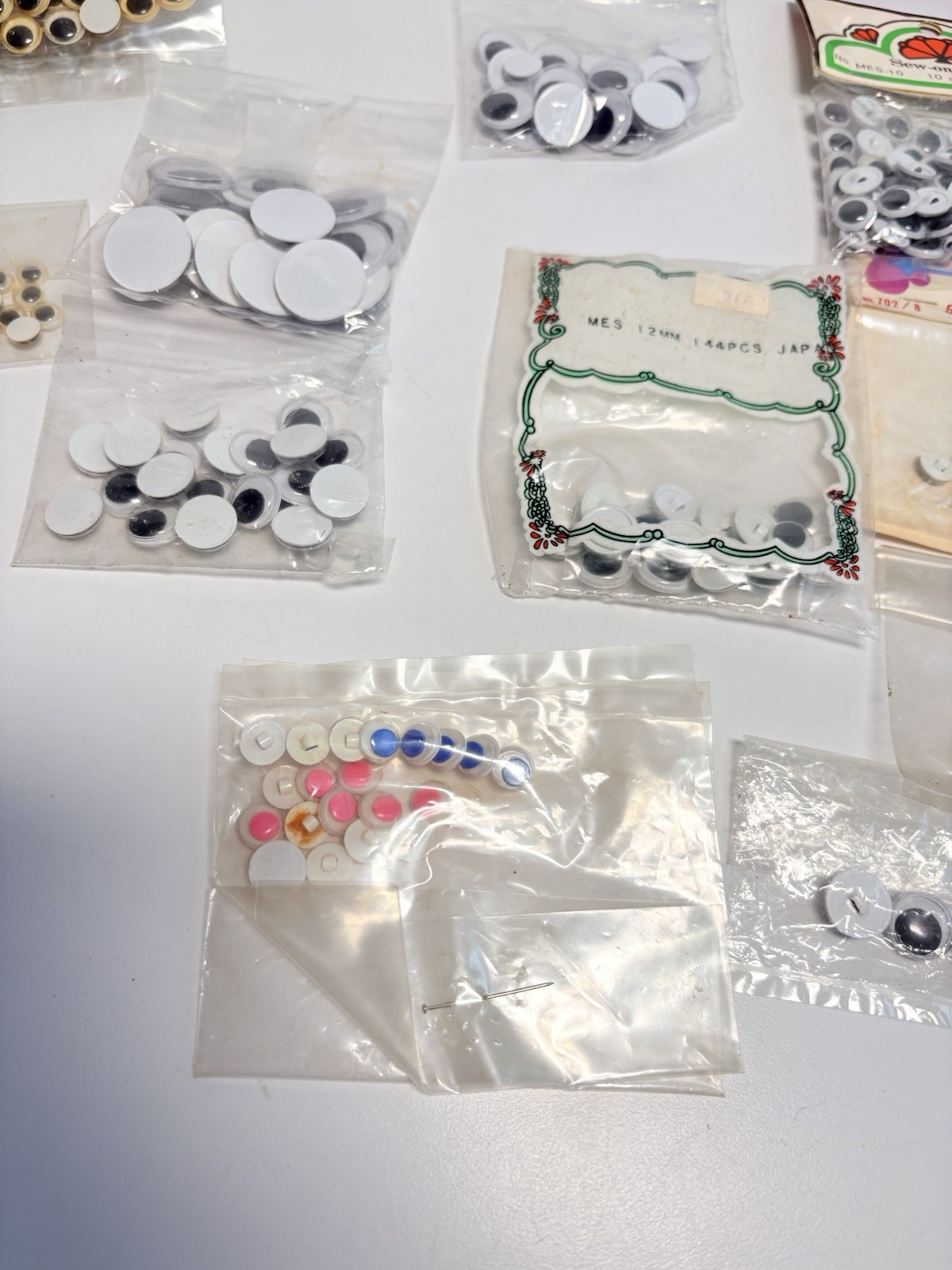 Vintage Lot For Crafts Google Googly Eyes Assorted Sizes – Glue on & Sew on
