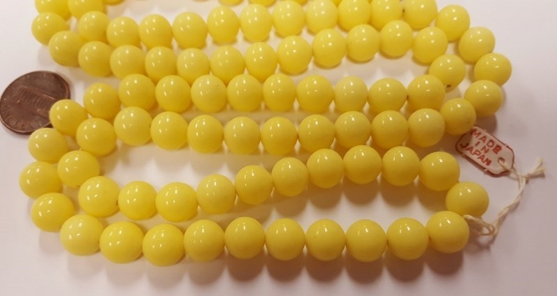 145 VINTAGE JAPANESE 1950’s CHERRY BRAND GLASS PALE YELLOW 9mm. ROUND BEADS 4618