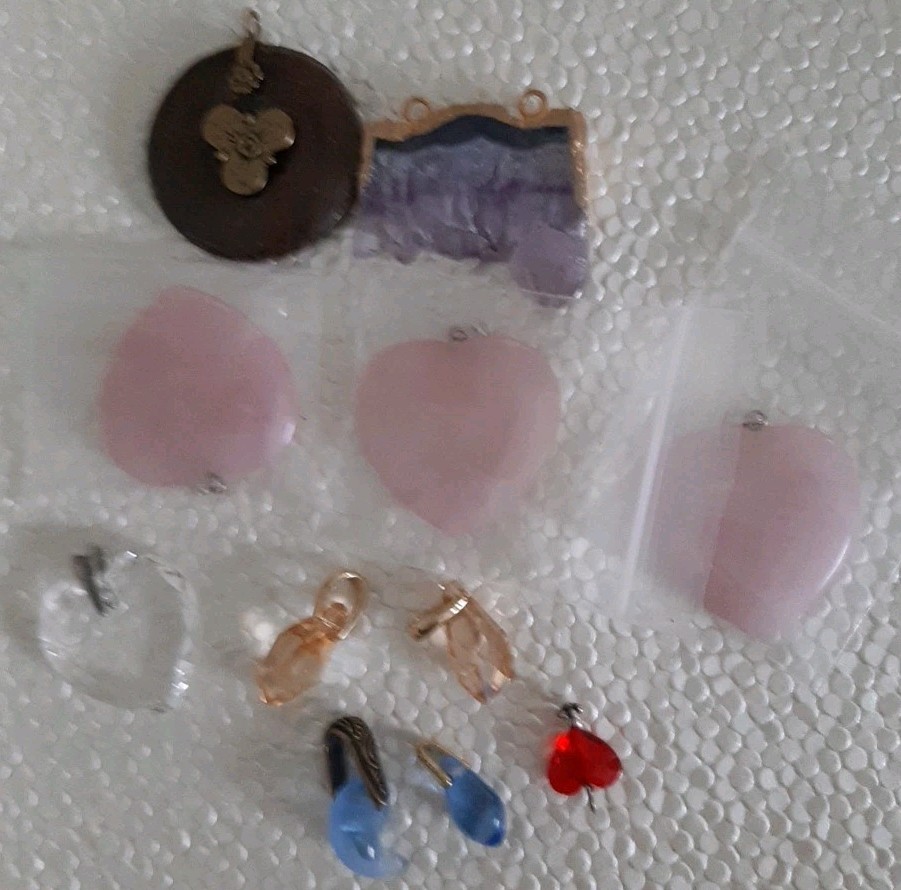 5 Stone Pendants: Quartz, Amethyst Geode. +Glass mixed lot, w/bales, (no chains)