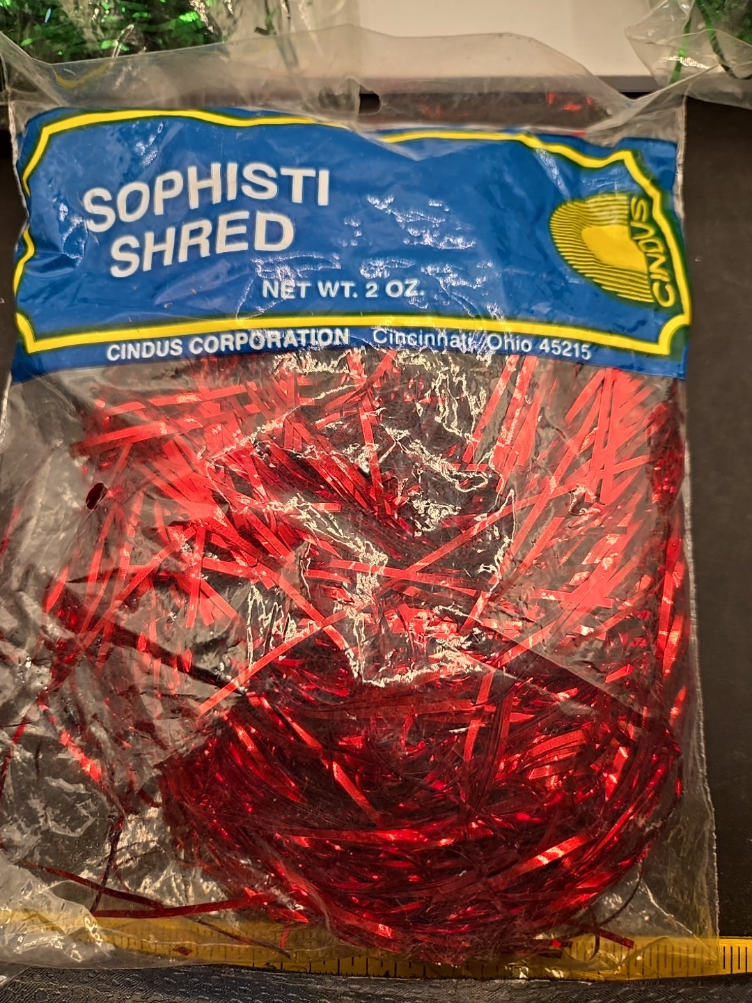 Cindus Sophisti Shred Paper Crinkle Gift Bag 2 Oz, Lot of 2Red, 2green