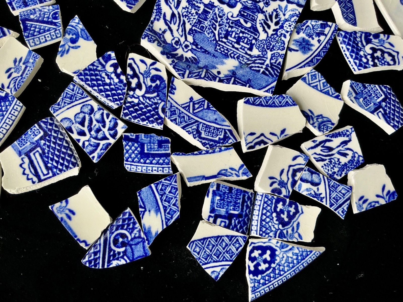Broken China Mosaic Tiles Blue & White 55+pcs & 2 Focal BLUE WILLOW Love Birds