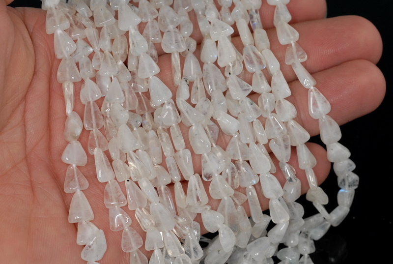 7X6-10X7MM RAINBOW MOONSTONE GEMSTONE TRIANGLE NUGGET PEBBLE BEADS 14-15inch