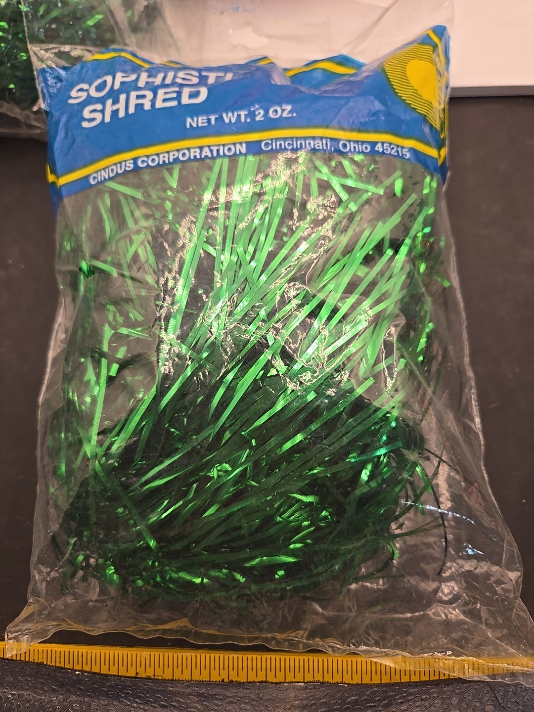 Cindus Sophisti Shred Paper Crinkle Gift Bag 2 Oz, Lot of 2Red, 2green
