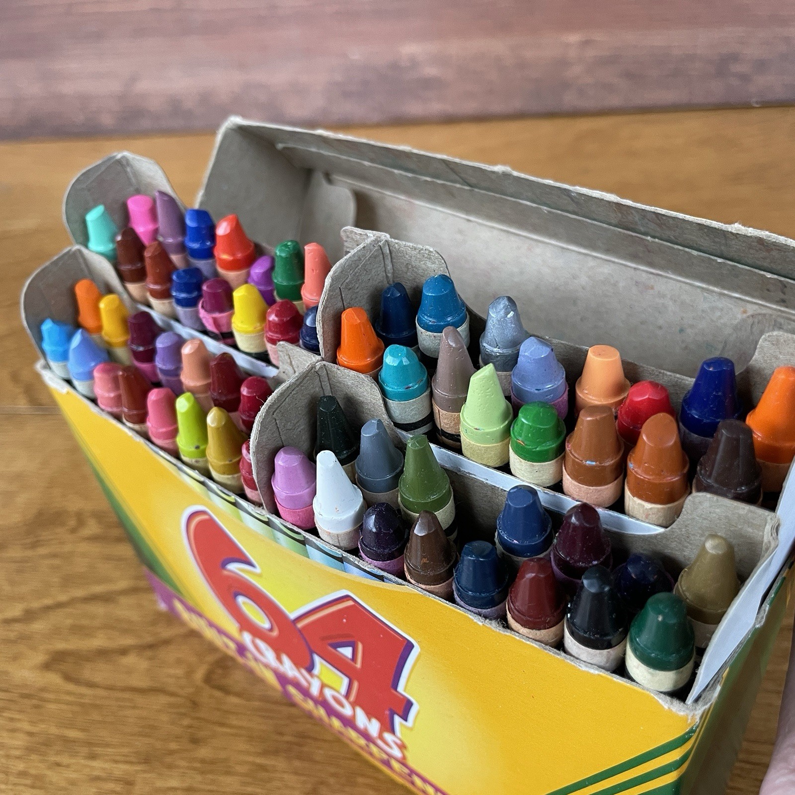 2006 Crayola Crayons 64-Count Box w Built -in Sharpener USA MADE