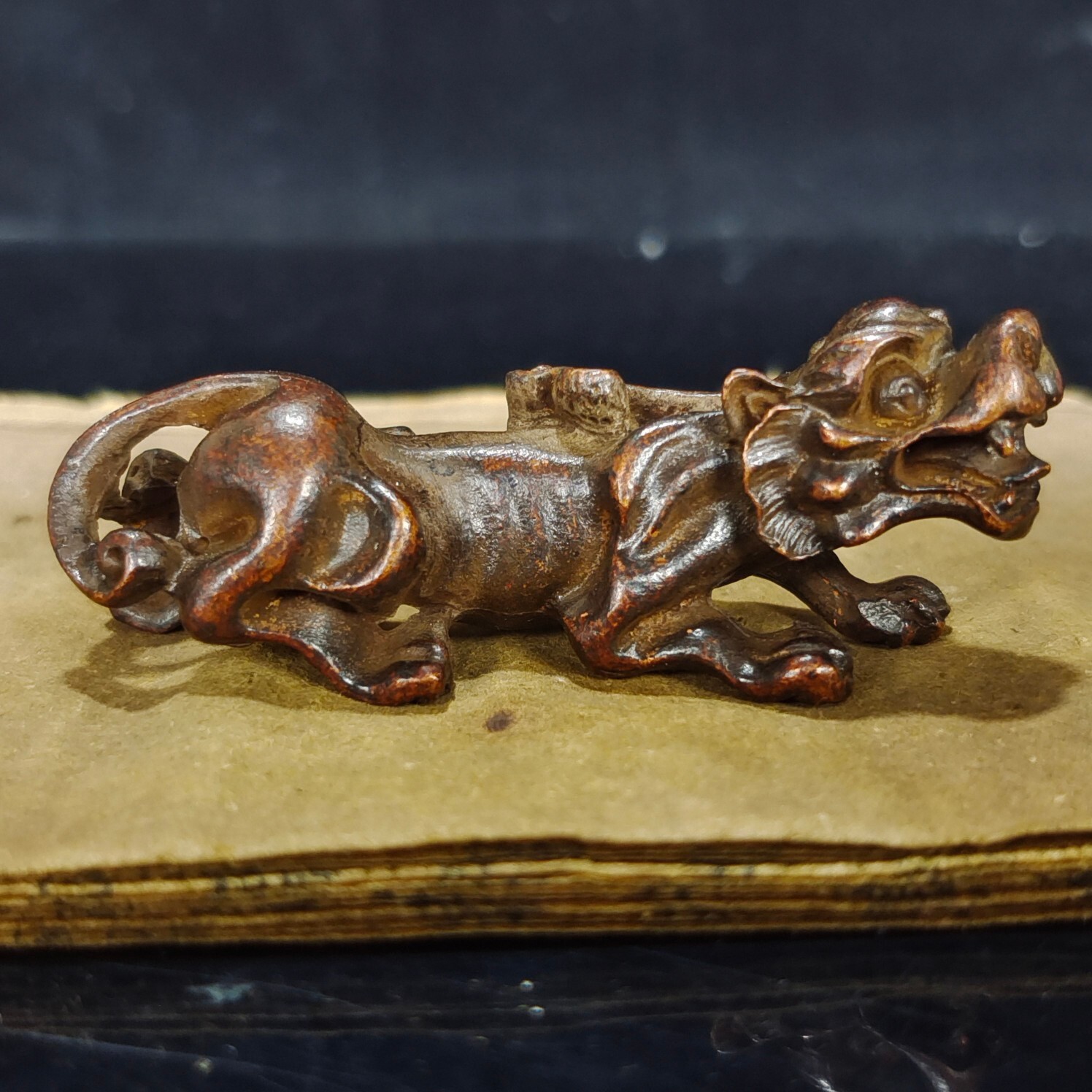 Chinese Antique Crouching Tiger Handle Piece Ornament Statue Collectibles