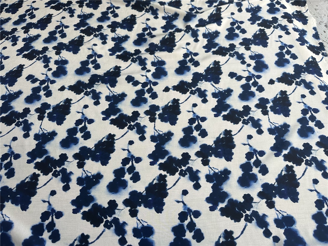 100% Natural Silk 14 momme Crepe Silk Fabric Blue Floral 54″ wide 1 meter JN281