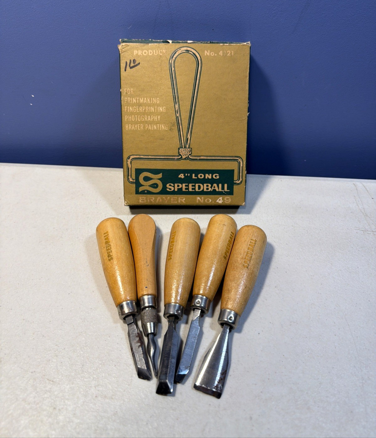 VTG SPEEDBALL PRINTMAKING LOT: NO 49 4″ BRAYER ROLLER BOXED + 5 LINO CHISELS