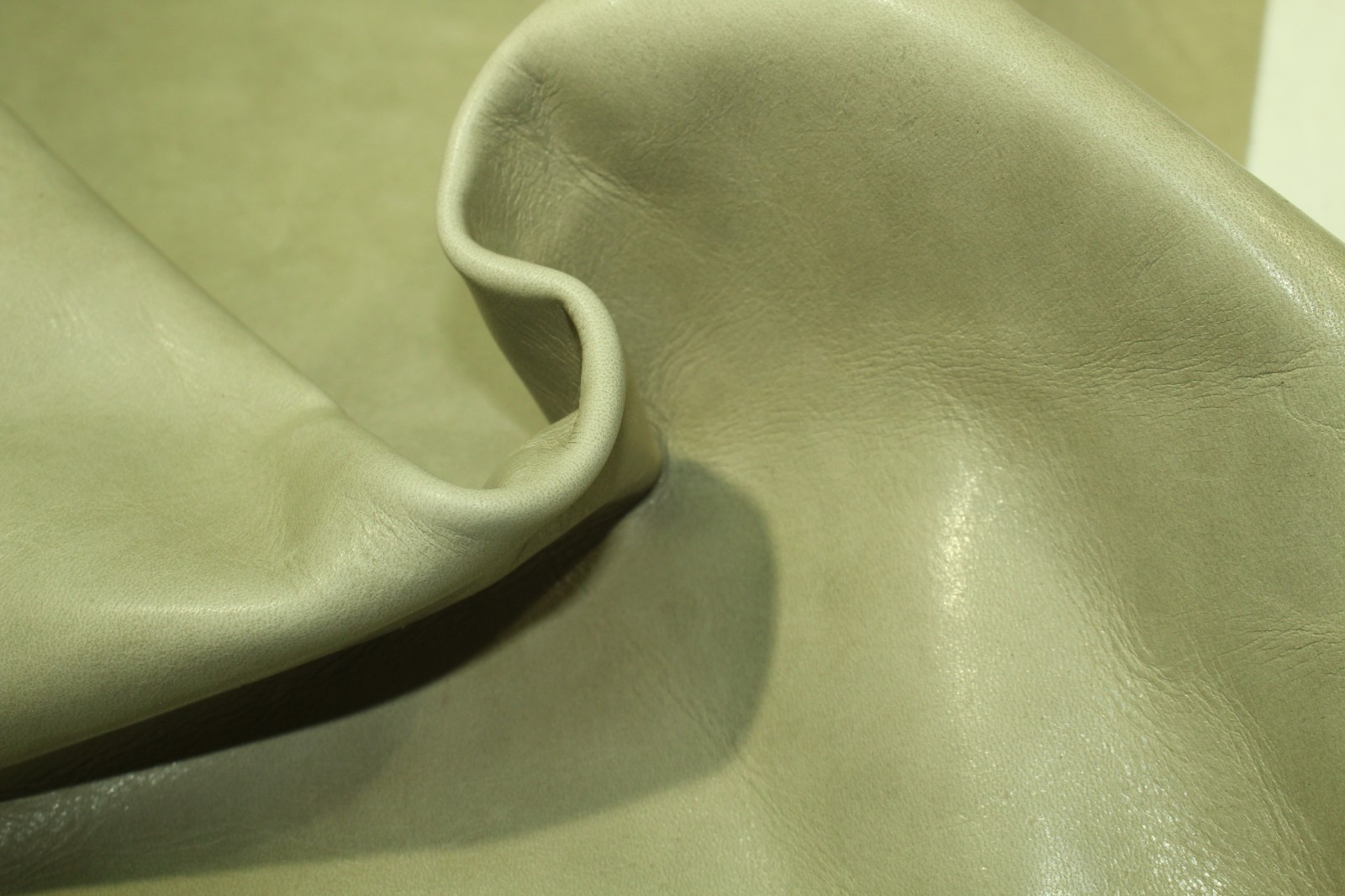 “Smooth Celery Ice” with natural markings and high-low effects ZE29