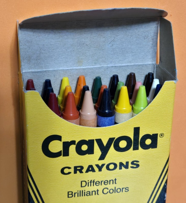 NEW – 24 CRAYOLA CRAYONS FROM THE 1980s – NONE OF THEM EVER BEEN USED – VINTAGE