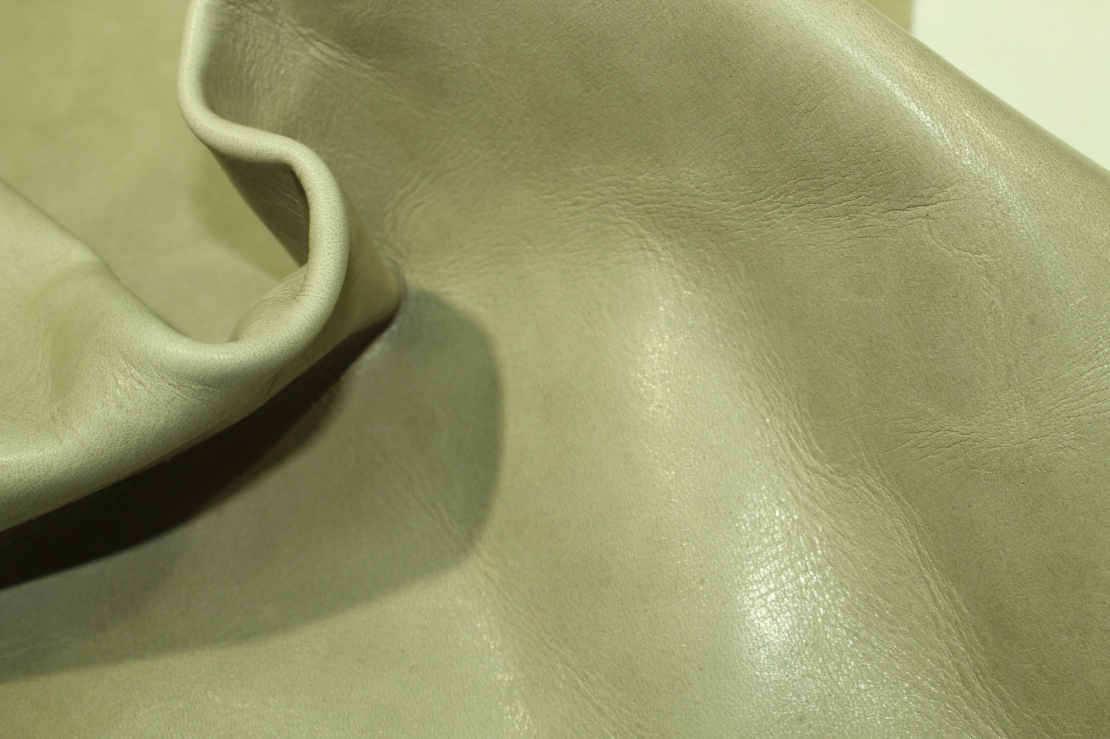“Smooth Celery Ice” with natural markings and high-low effects ZE29