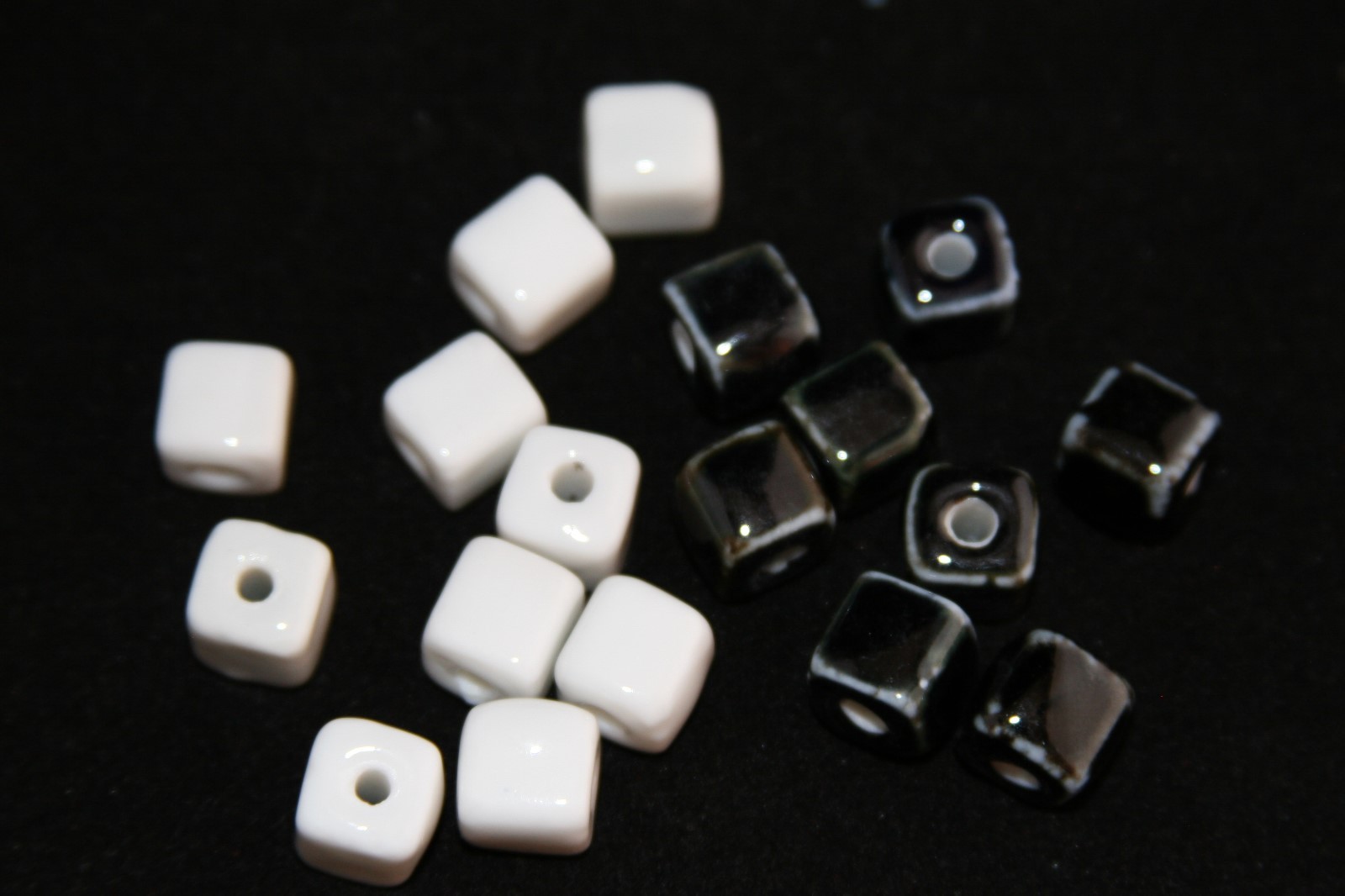 10X10MM BLACK&WHITE CERAMIC BEADS SQUARE CUBES （20Pcs）