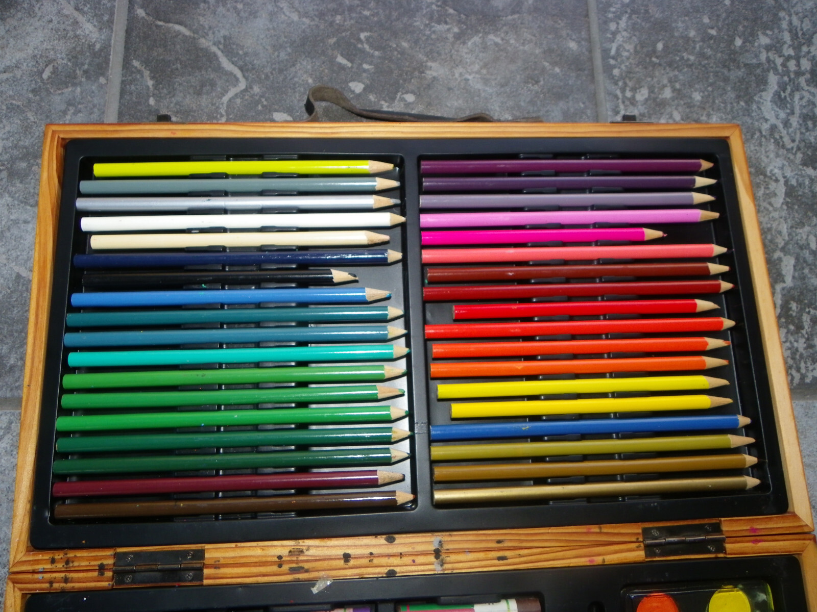 Jordan Mark Art Set-Colored Pencils-Pastels-Paints +20 Crayola Broadline Markers