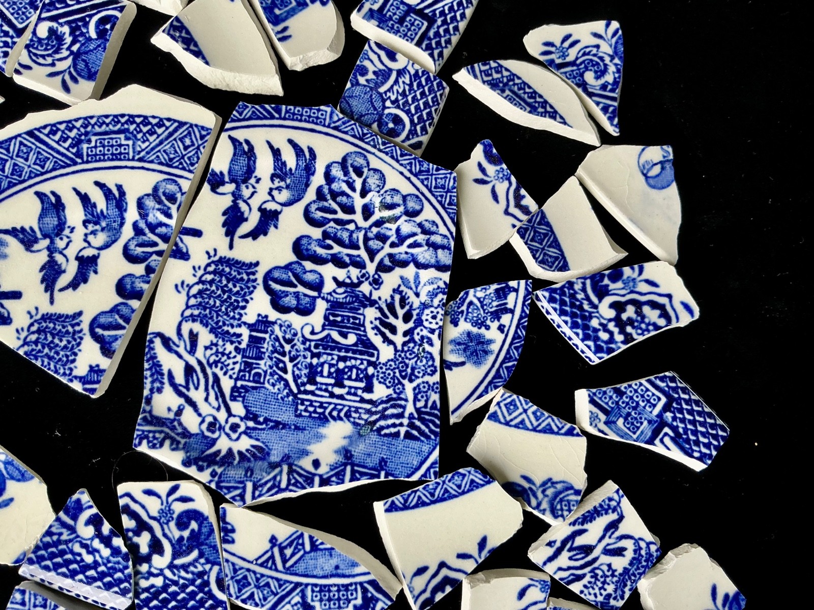 Broken China Mosaic Tiles Blue & White 55+pcs & 2 Focal BLUE WILLOW Love Birds