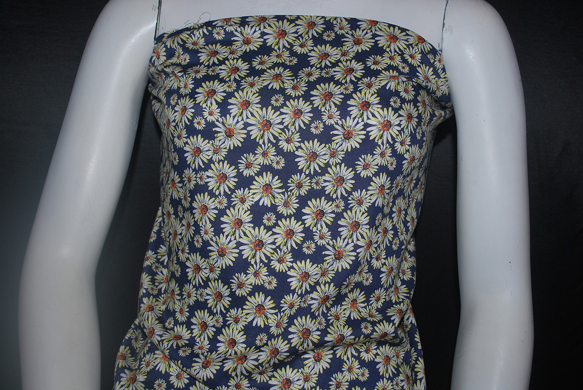 Rayon Challis 100% Woven Fabric Natural Fiber Beautiful Daisy Flowers Print