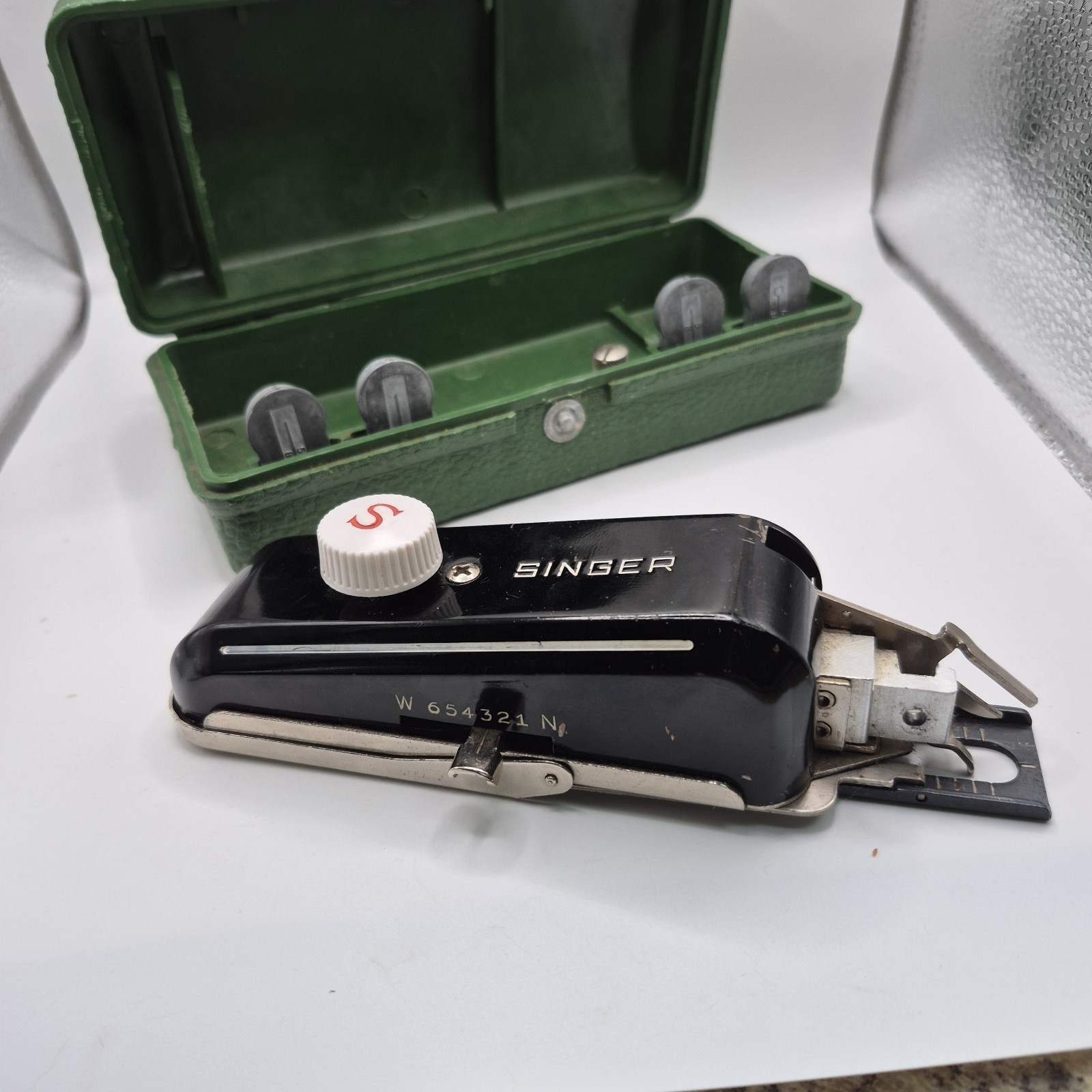 VTG Singer W654321N Buttonholer 160506 Low Shank W/Case Ruffler & Presser Feet