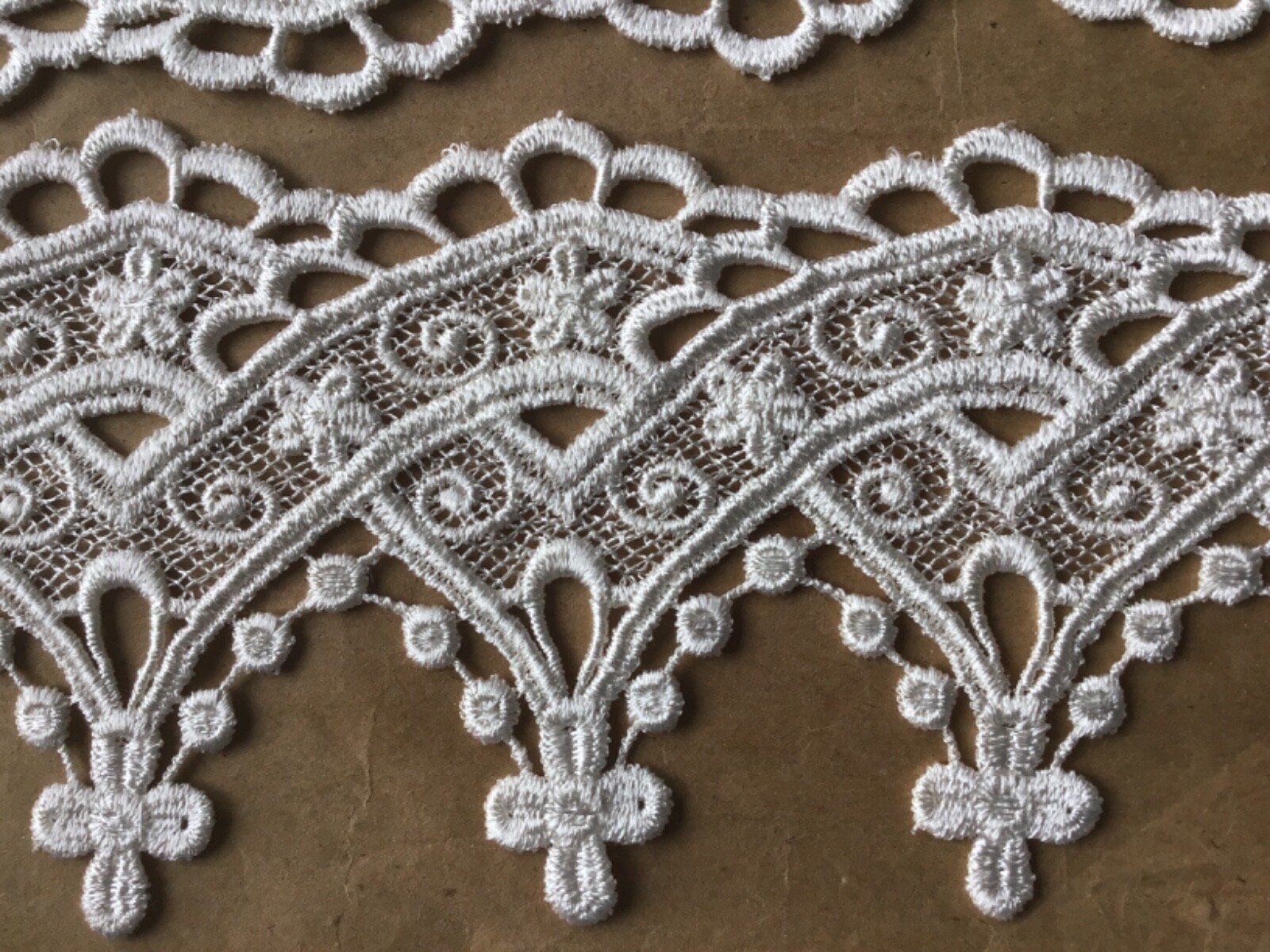 10 YD UNUSUAL POINTED FLORAL NATURAL RAYON VENISE LACE.