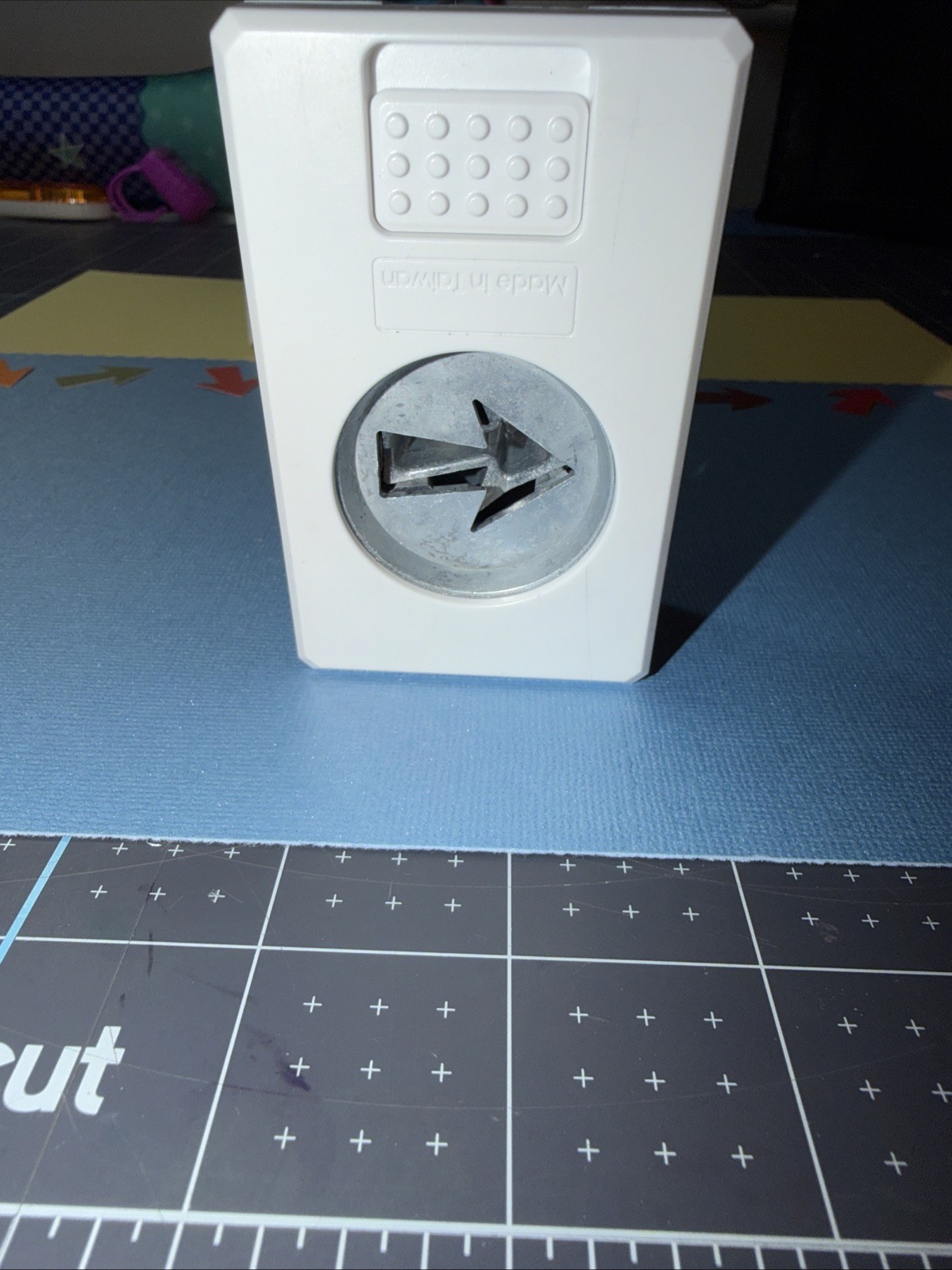 Creative Memories ARROW MINI PUNCH – NEW IN BOX!