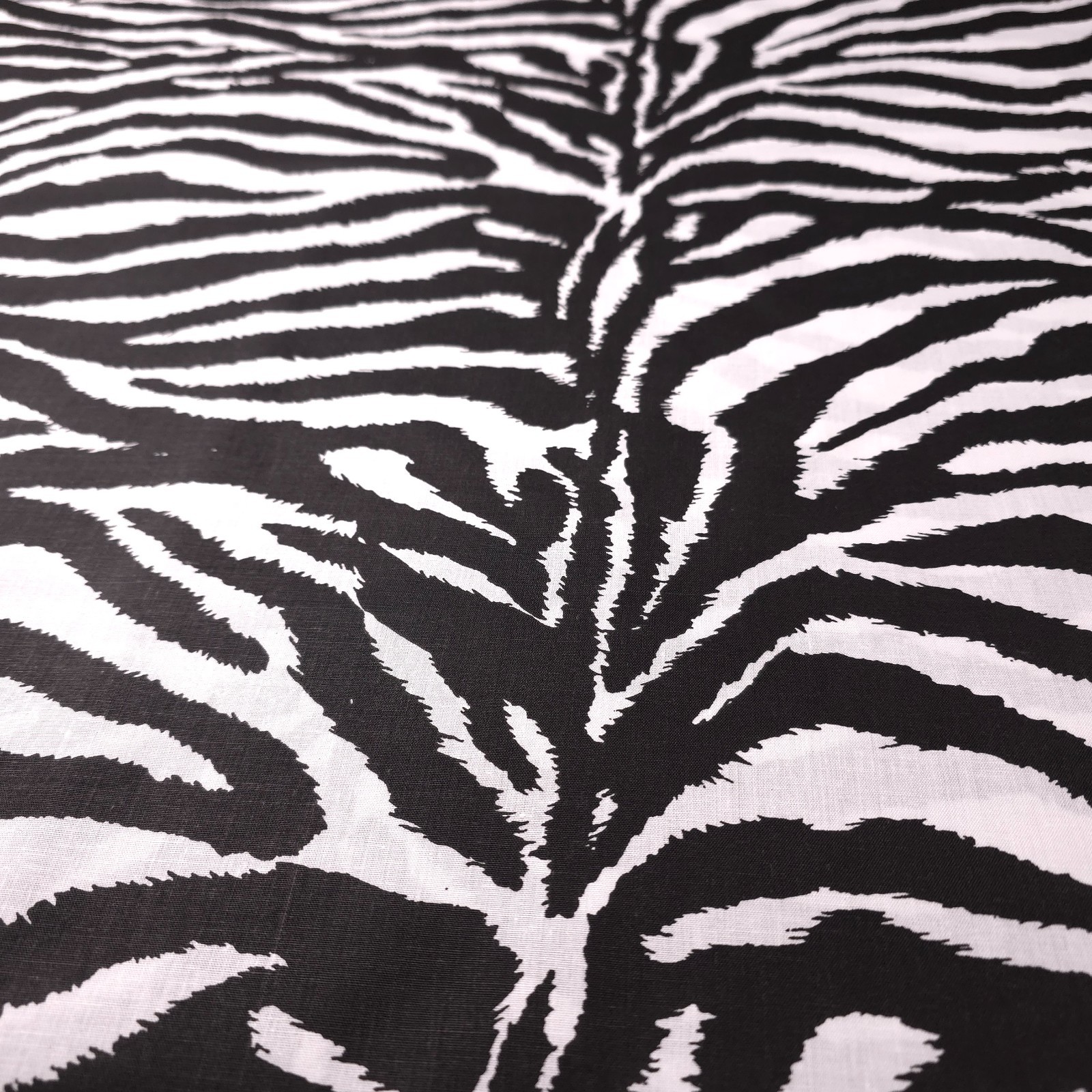 ZEBRA STRIPE PRINT POLY COTTON FABRIC 60″ BY THE YARD BLACK WHITE TIGER STRIPE