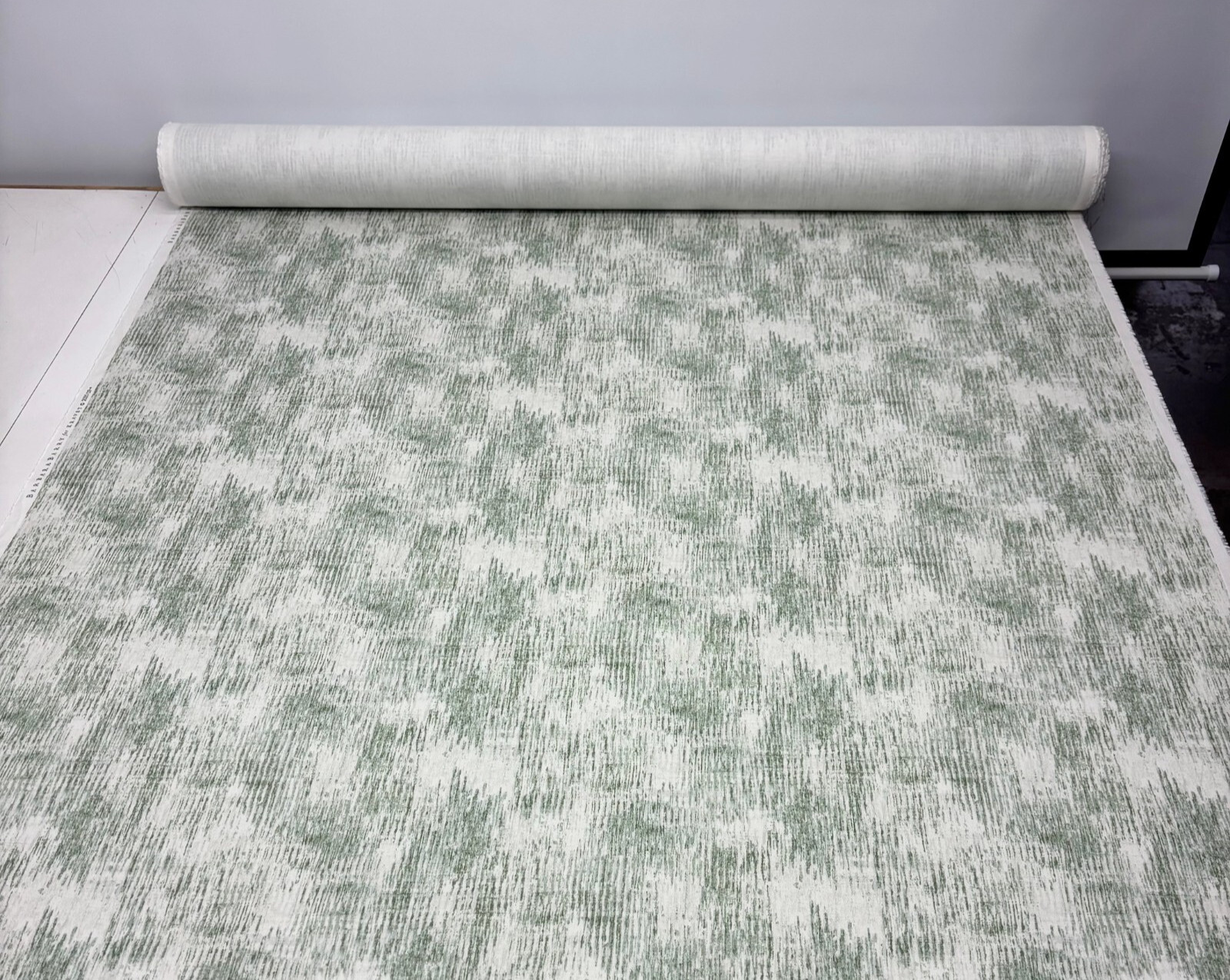 KRAVET BARBARA BARRY PRINTED MODERN WATERCRESS GREEN ABSTRACT FABRIC BTY 56″W