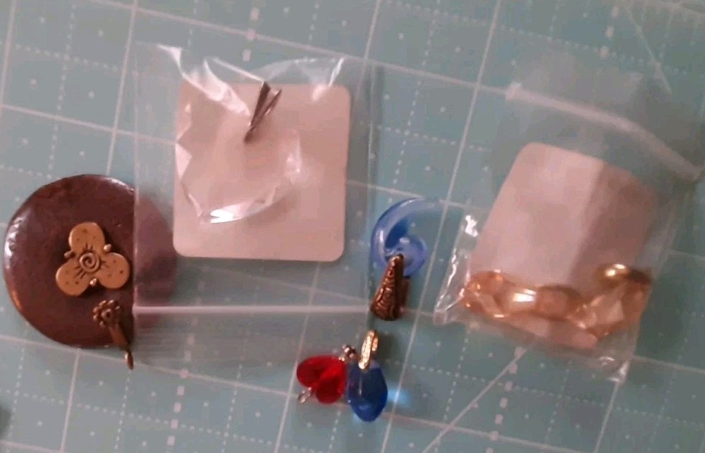 5 Stone Pendants: Quartz, Amethyst Geode. +Glass mixed lot, w/bales, (no chains)