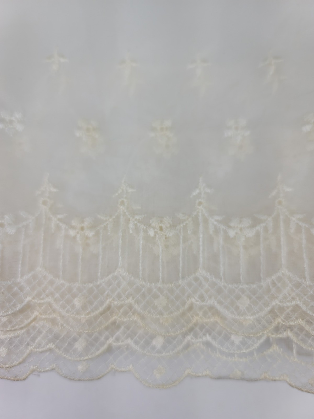 Vtg Light Cream Floral Embroidered Sheer Border Lace Trim Eyelet Scallop 5″ Wide