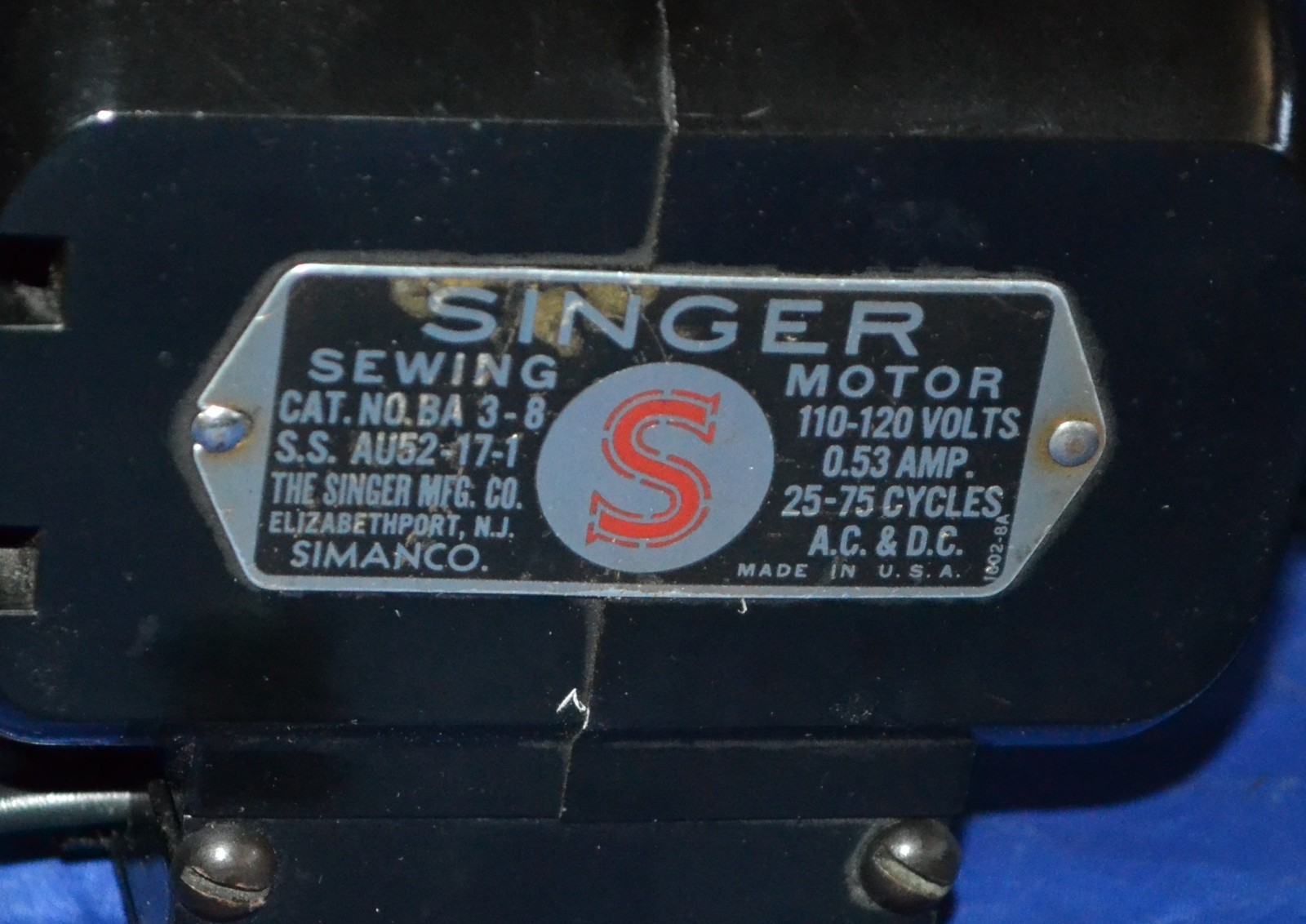 MOTOR, LIGHT, MOUNTS, SCREWS, POWER PLUG SINGER OLDER SEWING MACHINES 110-120V