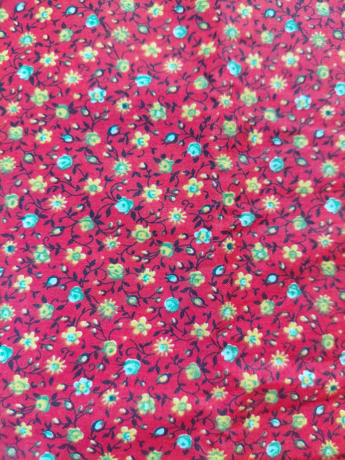VTG Ditsy Fabric Tomato Red with Green and Yellow Flowers Cotton 2 YDS X 35″