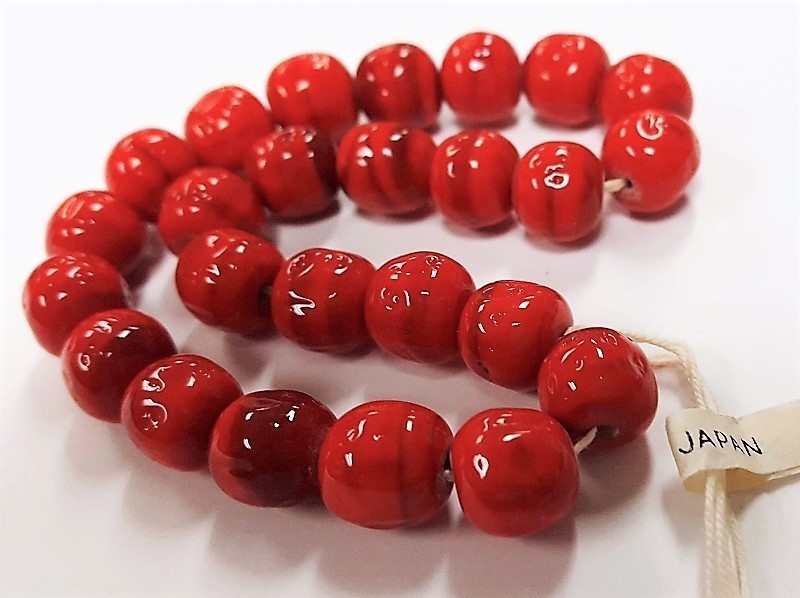 24 VINTAGE JAPAN CHERRY BRAND GLASS RED SWIRLED 11mm. BAROQUE ROUND BEADS 4665T