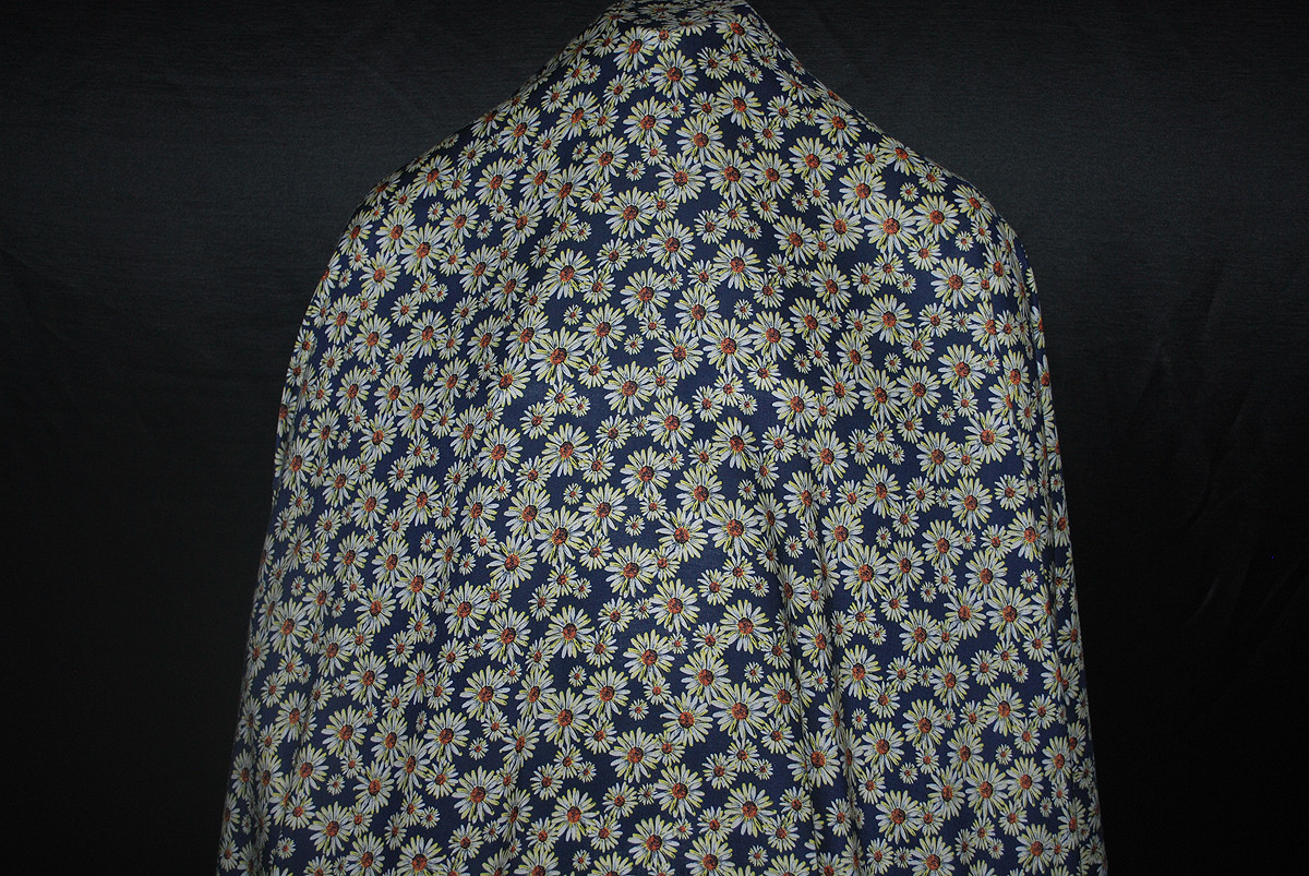 Rayon Challis 100% Woven Fabric Natural Fiber Beautiful Daisy Flowers Print