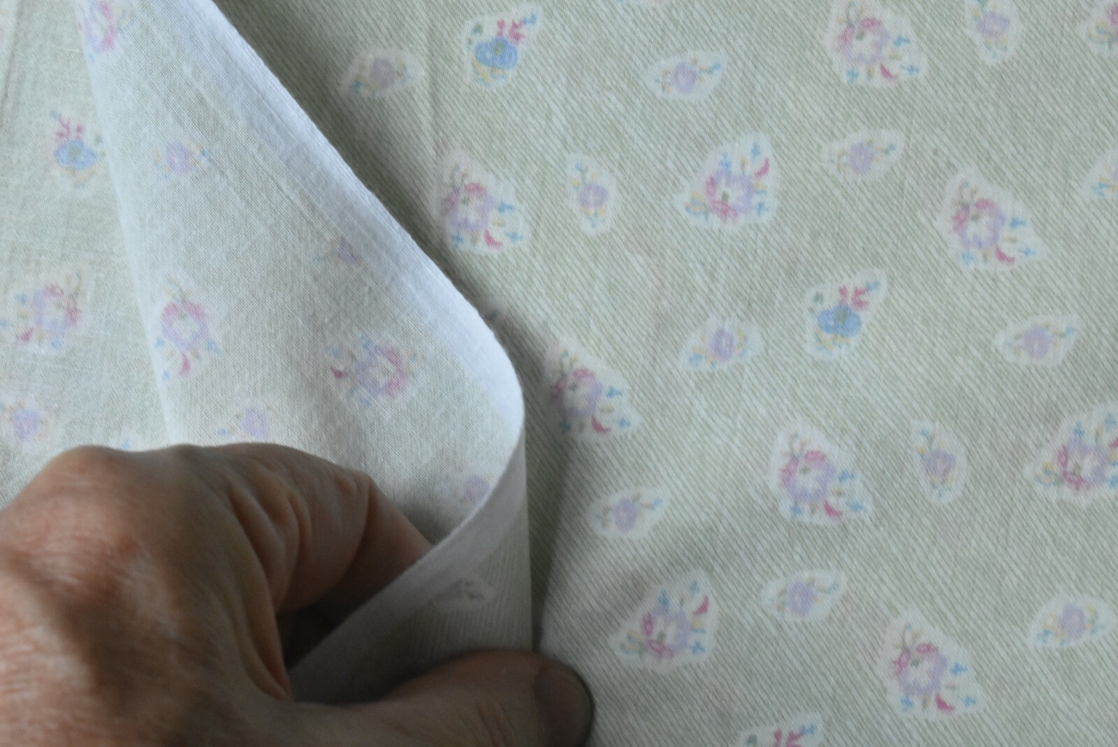 By 1/2 Yd, Vintage, Pastel Pink & Purple on Green Quilt Cotton, Springs, P7649