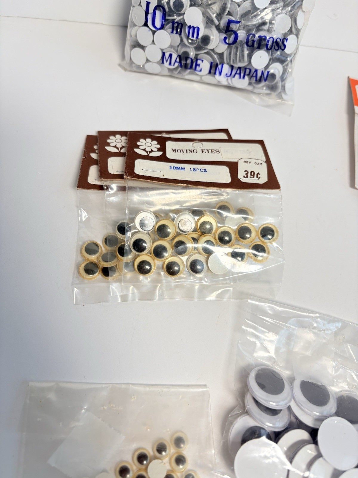 Vintage Lot For Crafts Google Googly Eyes Assorted Sizes – Glue on & Sew on