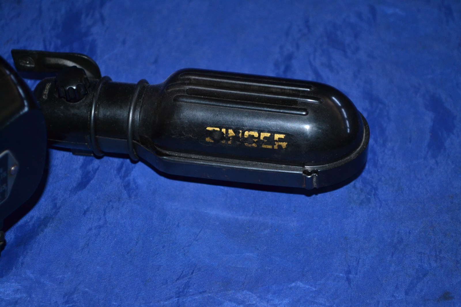 MOTOR, LIGHT, MOUNTS, SCREWS, POWER PLUG SINGER OLDER SEWING MACHINES 110-120V