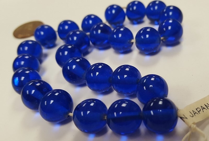 24 VINTAGE JAPANESE CHERRY BRAND GLASS SAPPHIRE 12mm. SMOOTH ROUND BEADS 4578