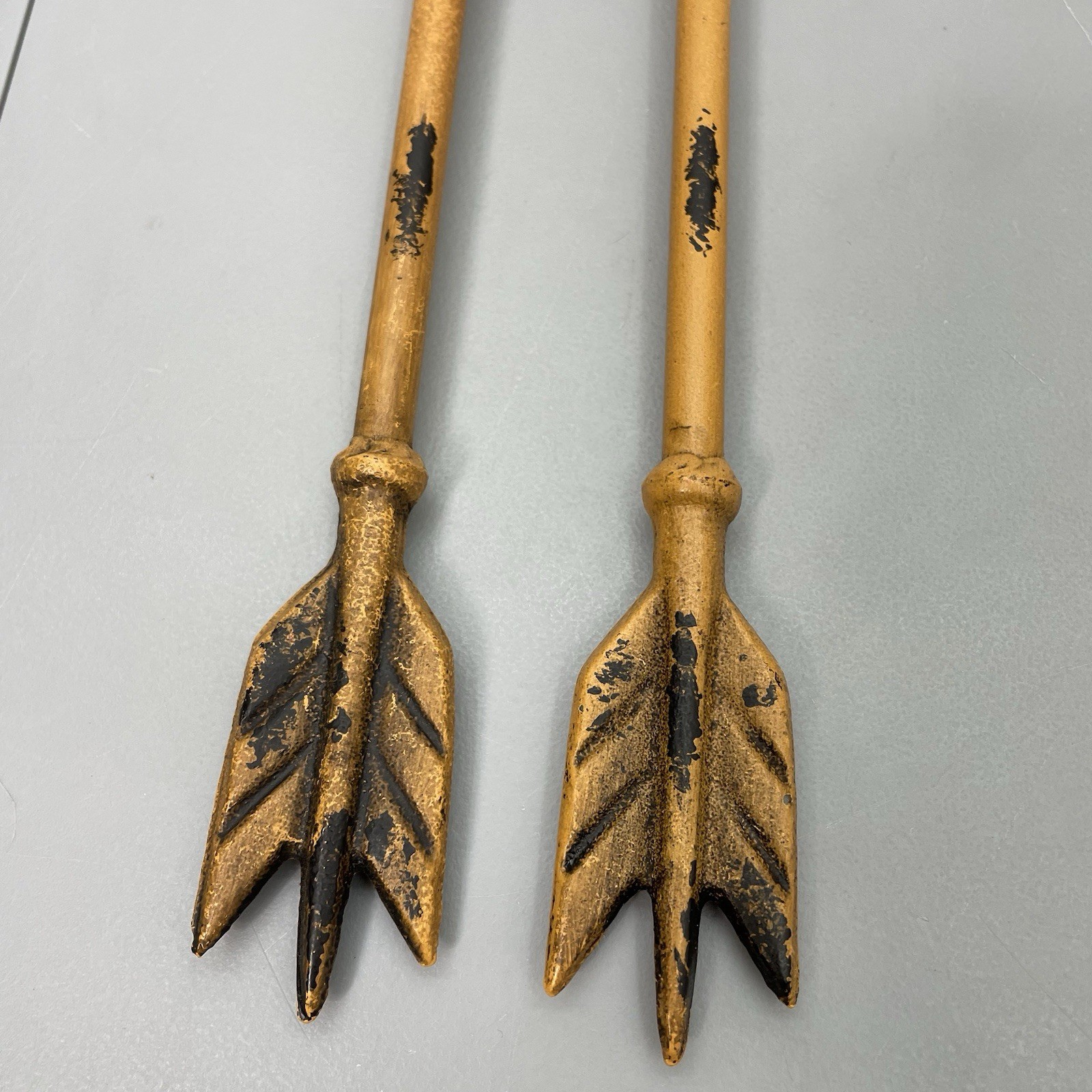 2 Cast Metal Arrows Wall Hanging Decor Distressed Rustic Western Hunting Cabin
