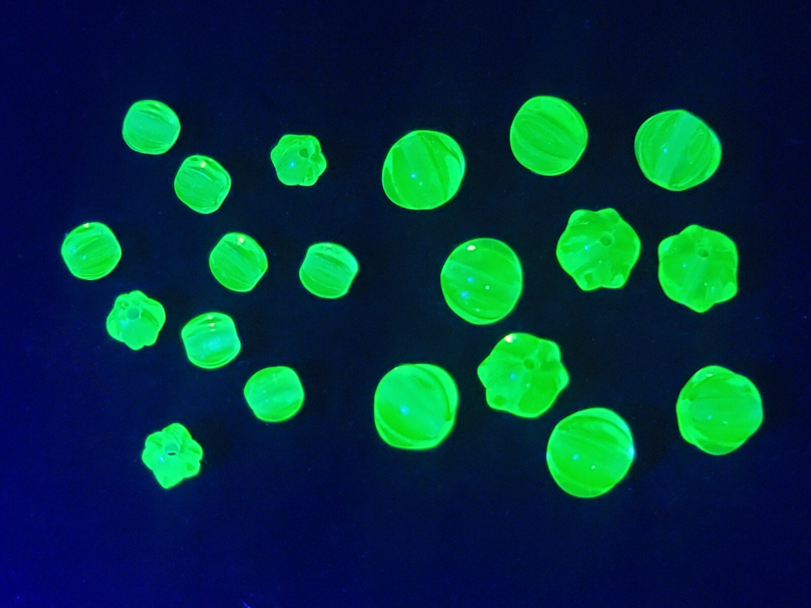 Green Melon Uranium Glass Beads Czech 5mm 7mm 10pcs