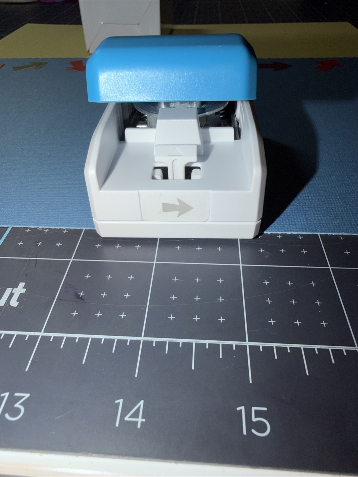 Creative Memories ARROW MINI PUNCH – NEW IN BOX!