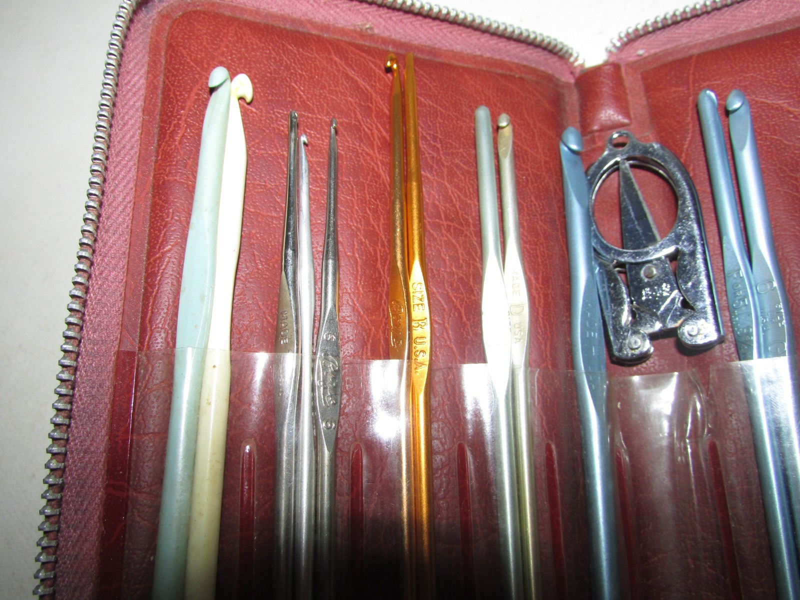 16 Pc Aluminum USA Crochet Hook Set Ergonomic Multi Color Hooks in Zipper Case