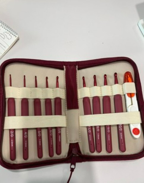 9 Sizes Crochet Hooks Kit 2mm-6mm Soft Handle Yarn Knitting Tools & Storage Case