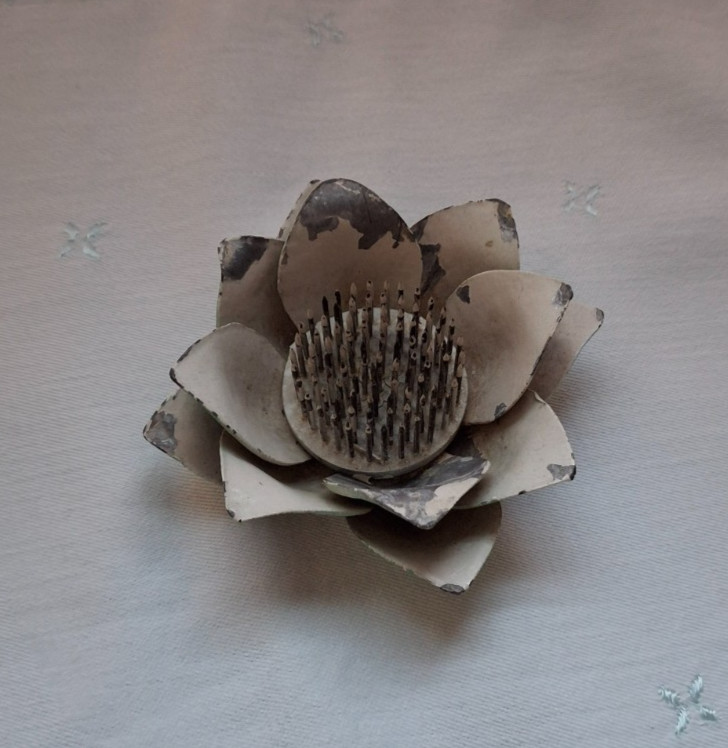 Vintage Heavy Metal Water Lily Lotus Figure Pin Flower Frog
