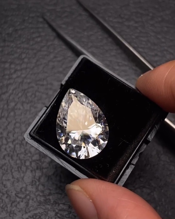 2ct Natural White Color Diamond Pear Cut VVS1 D Grade GDGL Certified.