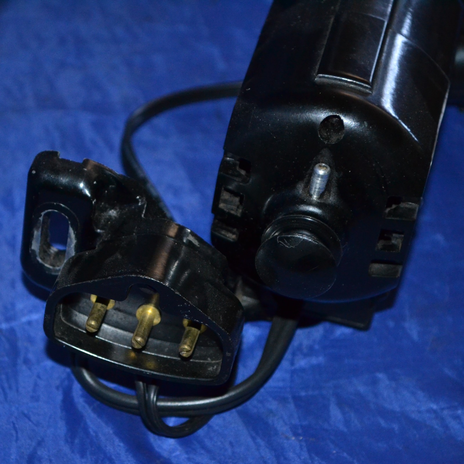 MOTOR, LIGHT, MOUNTS, SCREWS, POWER PLUG SINGER OLDER SEWING MACHINES 110-120V